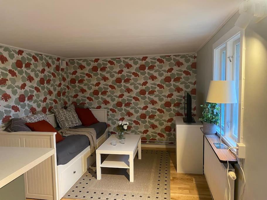 法尔肯贝里Mindre lägenhet i en lantlig miljö i Skrea的小房间设有一张床和一张桌子