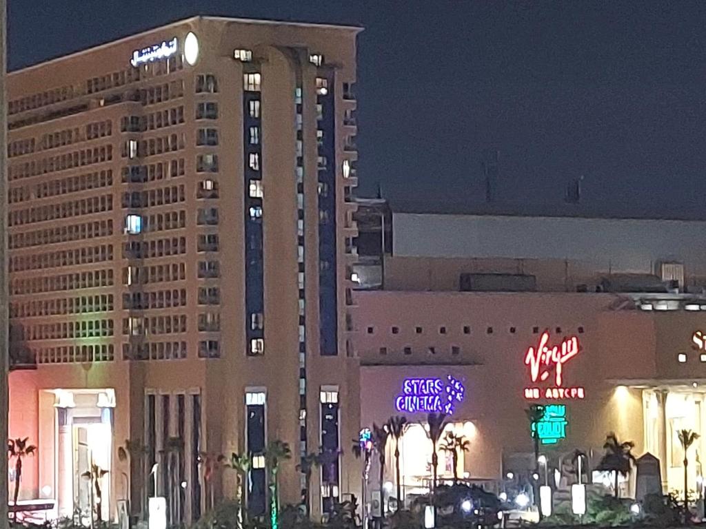 开罗Ramo City Stars Hotel的享有酒店和赌场的夜间景色