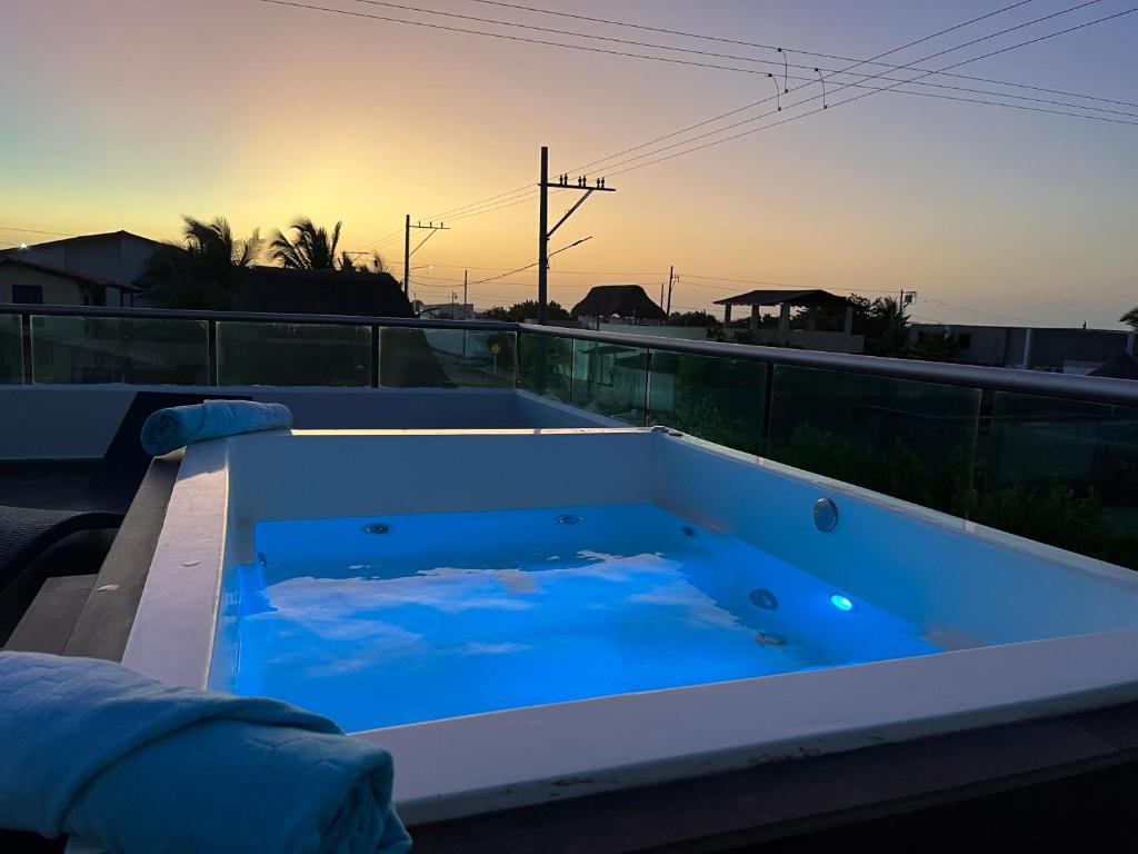 Juan de AcostaOcean Club Resort Beach House的屋顶上的热水浴缸