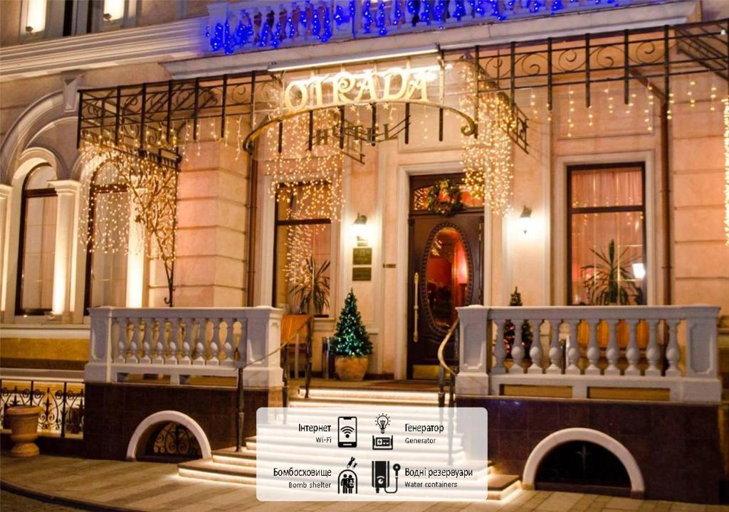 敖德萨奥塔达酒店的一座建筑前面的商店,有圣诞灯