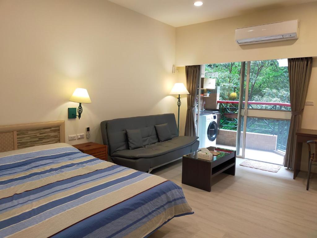 Hua-yüan知本溫泉家的酒店客房设有床、沙发和窗户。