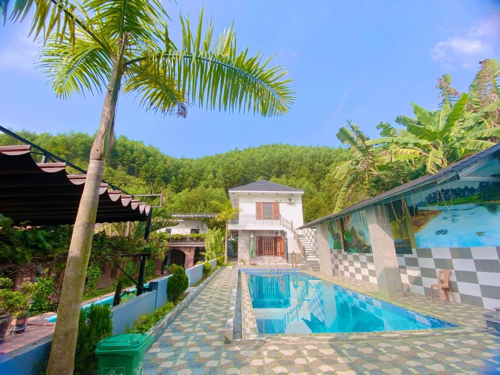 峰牙The Hill Villas的一座别墅,设有游泳池和棕榈树