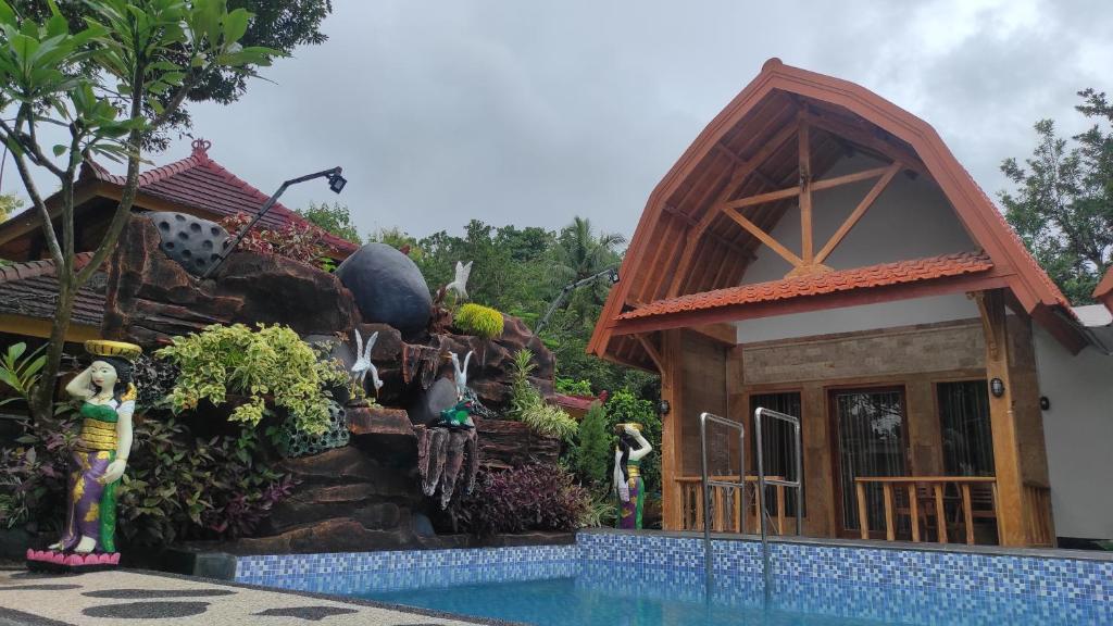 瑟克通Kristal Garden的一座带瀑布的别墅,毗邻游泳池