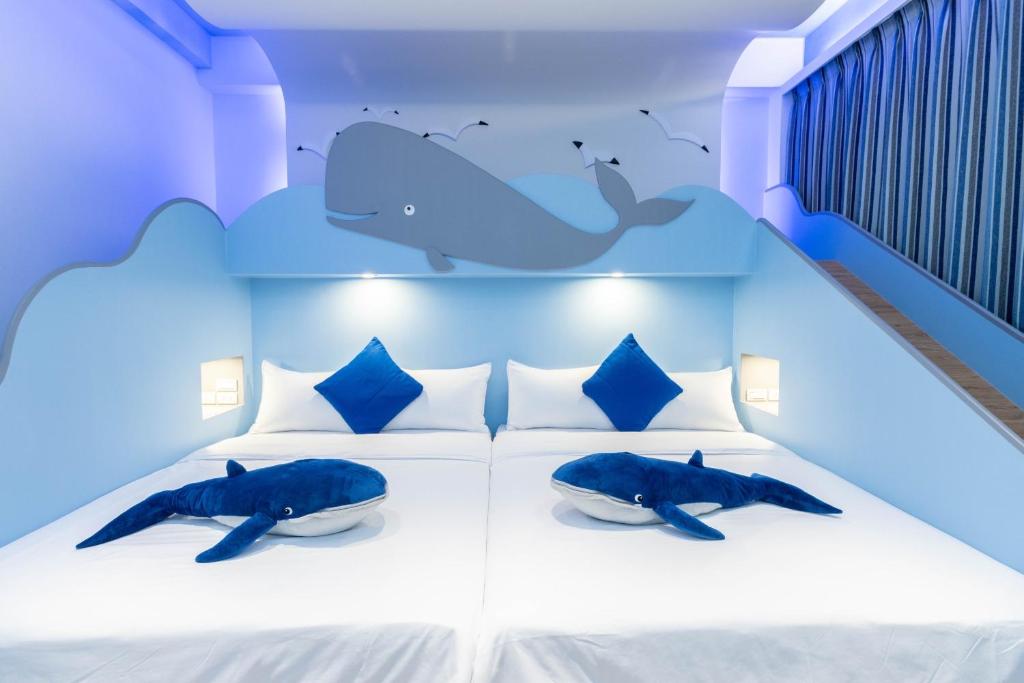 头城鲸艳民宿的卧室配有一张墙上海豚床