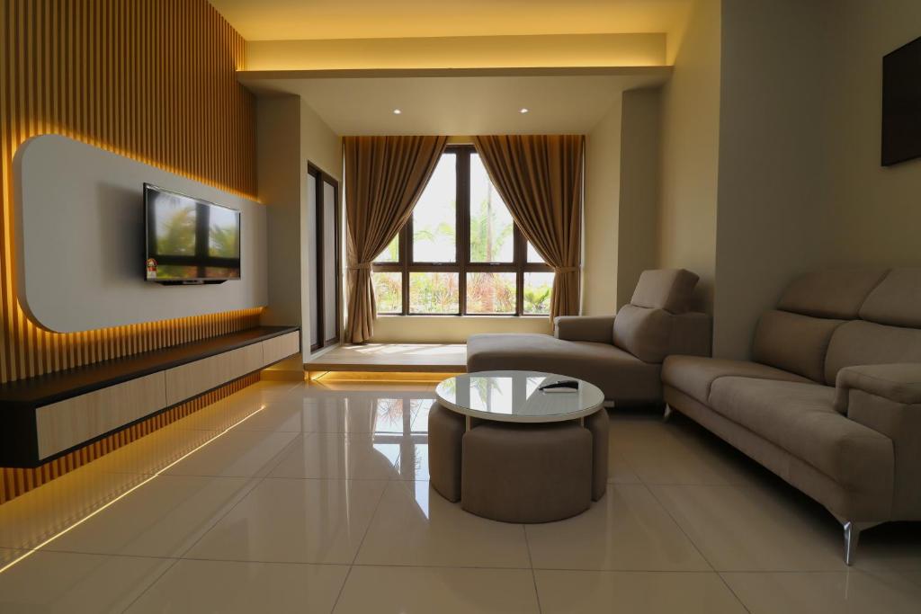 马六甲Mykey Bali B-07-01 Melaka City的客厅配有沙发和桌子