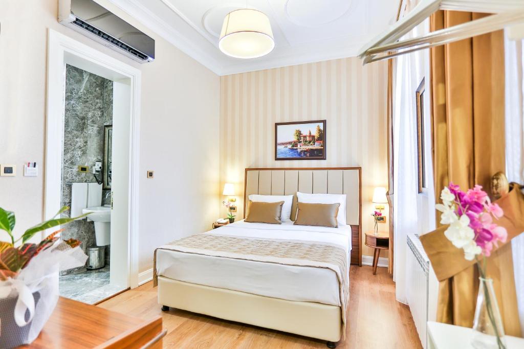 伊斯坦布尔HANENDE HOTEL的一间卧室,卧室内配有一张大床