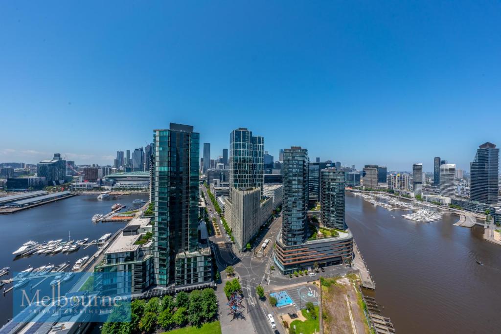 墨尔本Melbourne Private Apartments - Collins Wharf Waterfront, Docklands的享有河流和建筑的城市空中景致