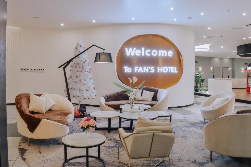 BaybayFan's Hotel的一个带沙发和椅子的大堂,欢迎客人来到农场酒店标志