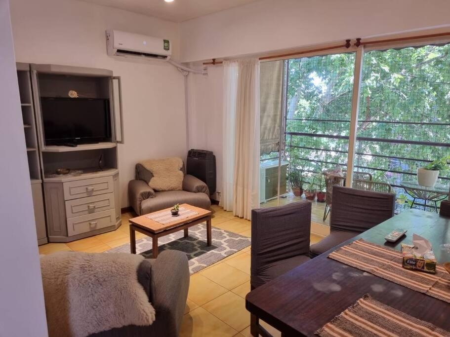 布宜诺斯艾利斯Apart Campana VDP的客厅配有电视和桌椅