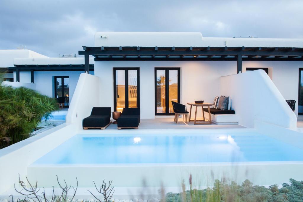 阿格拉瑞Agrari Bo Suites by Mykonos Rocks的一座带游泳池和房子的别墅