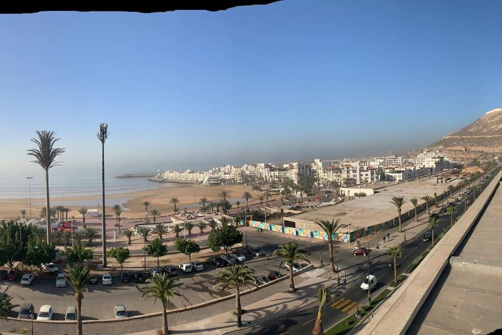 阿加迪尔Bord de la mer Agadir的享有带海滩和建筑的城市美景