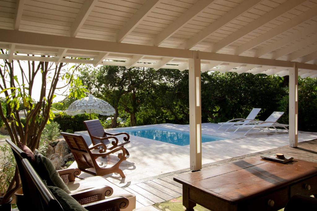 威廉斯塔德Piscadera Bay Resort 79的一个带桌椅的庭院和一个游泳池