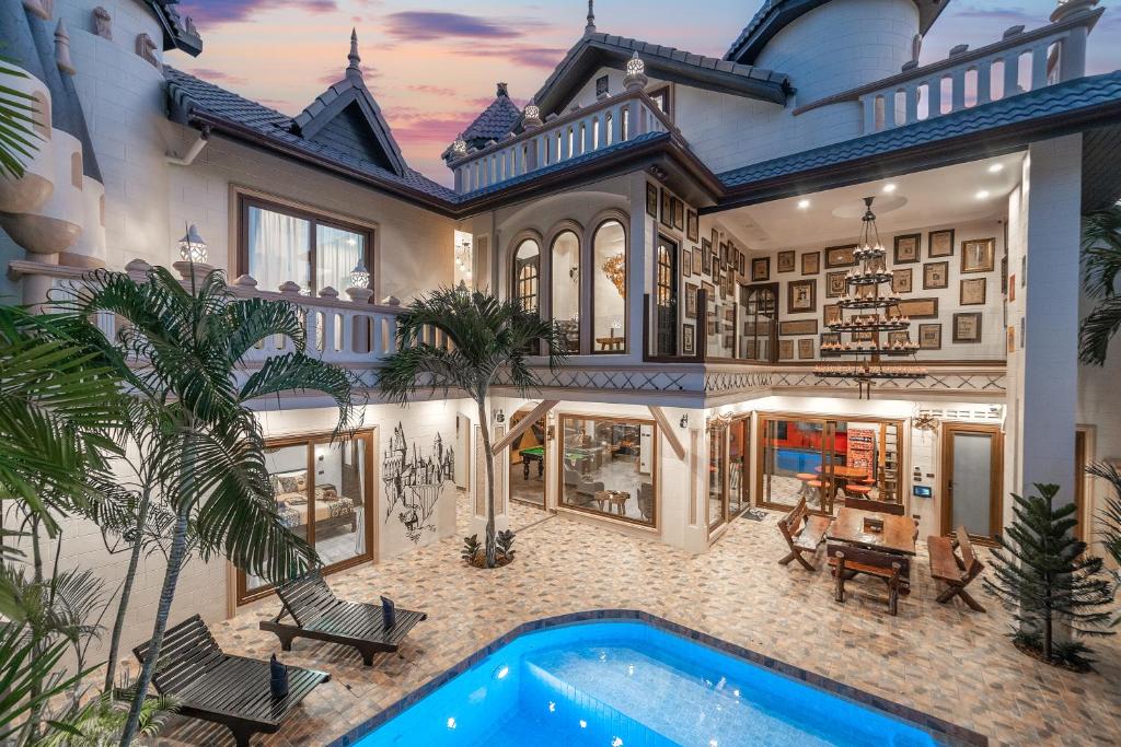 南芭堤雅POTTERLAND Luxury Pool Villa Pattaya Walking Street 6 Bedrooms的房屋前有游泳池的房子