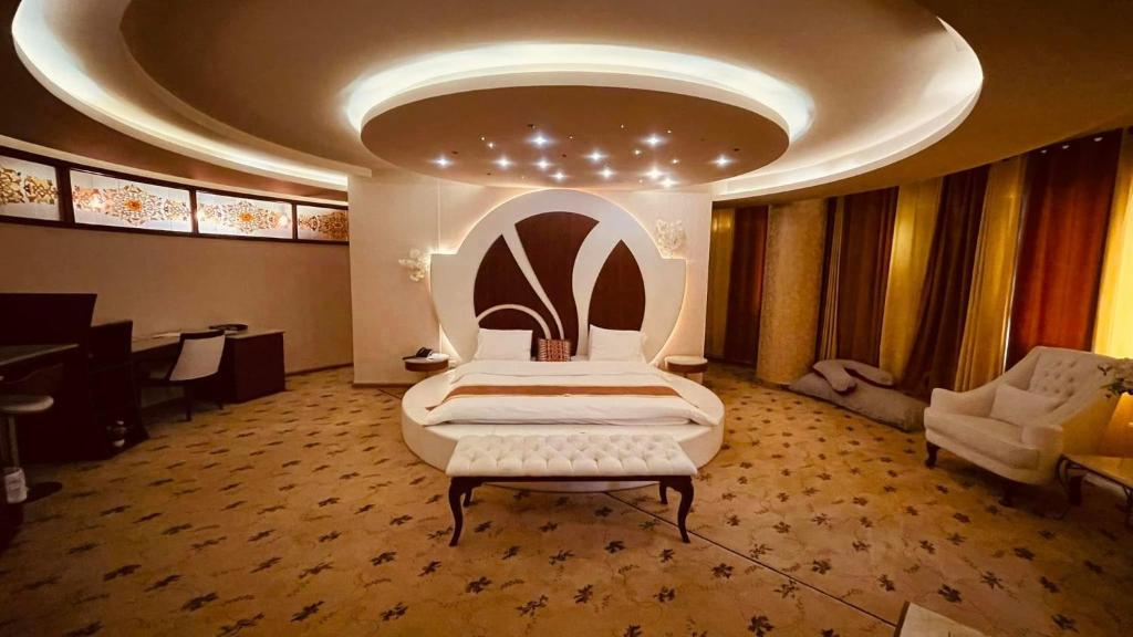 纳布卢斯Saleem Afandi Hotel的一间带一张床铺的卧室,位于带天花板的房间内