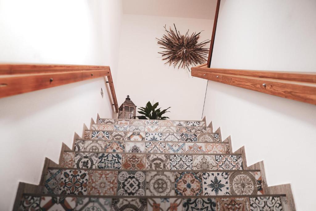 小莫拉夫卡Pension Pohoda的楼梯,铺着瓷砖地板,种植了植物