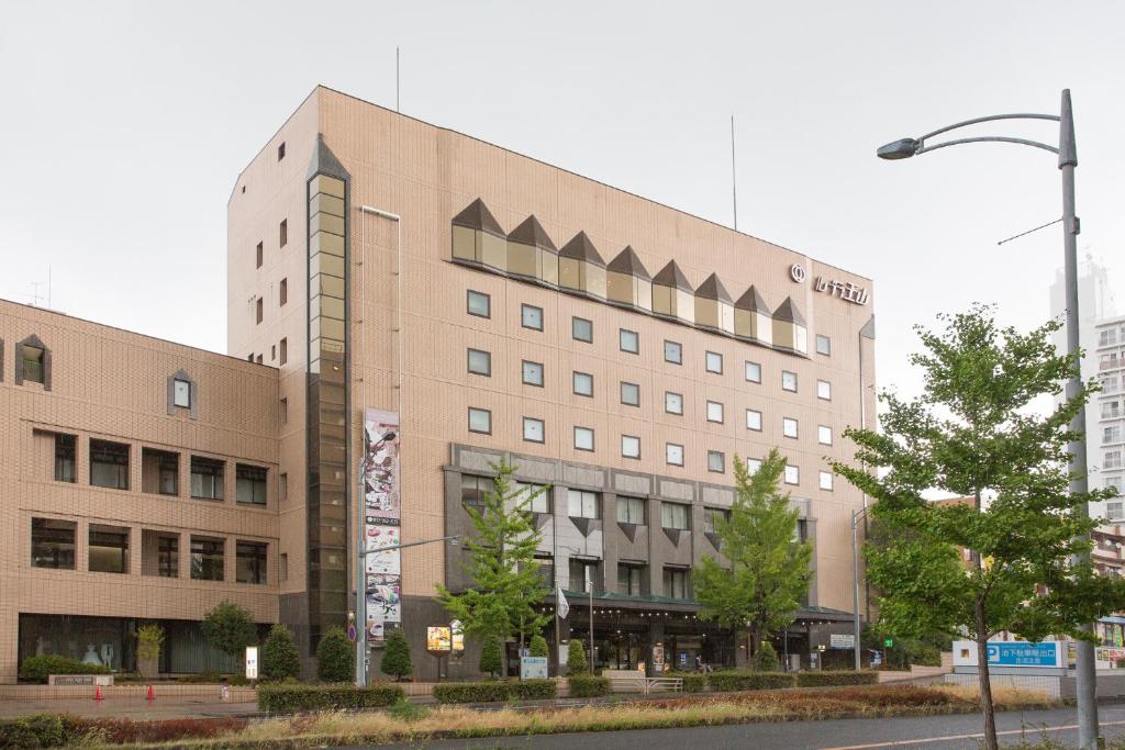 名古屋Hotel Rubura Ohzan的街道上一座大建筑,有街灯
