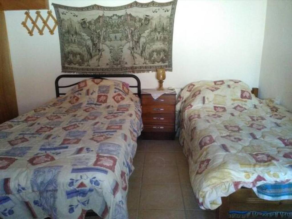 莫奈姆瓦夏TRADITIONAL HOUSE的一间带两张床和梳妆台的卧室