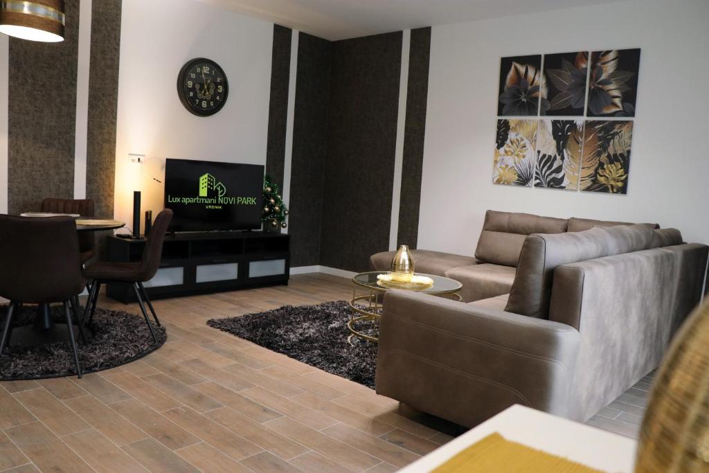 维尔蒂尼克Lux Apartmani Novi Park的带沙发和电视的客厅