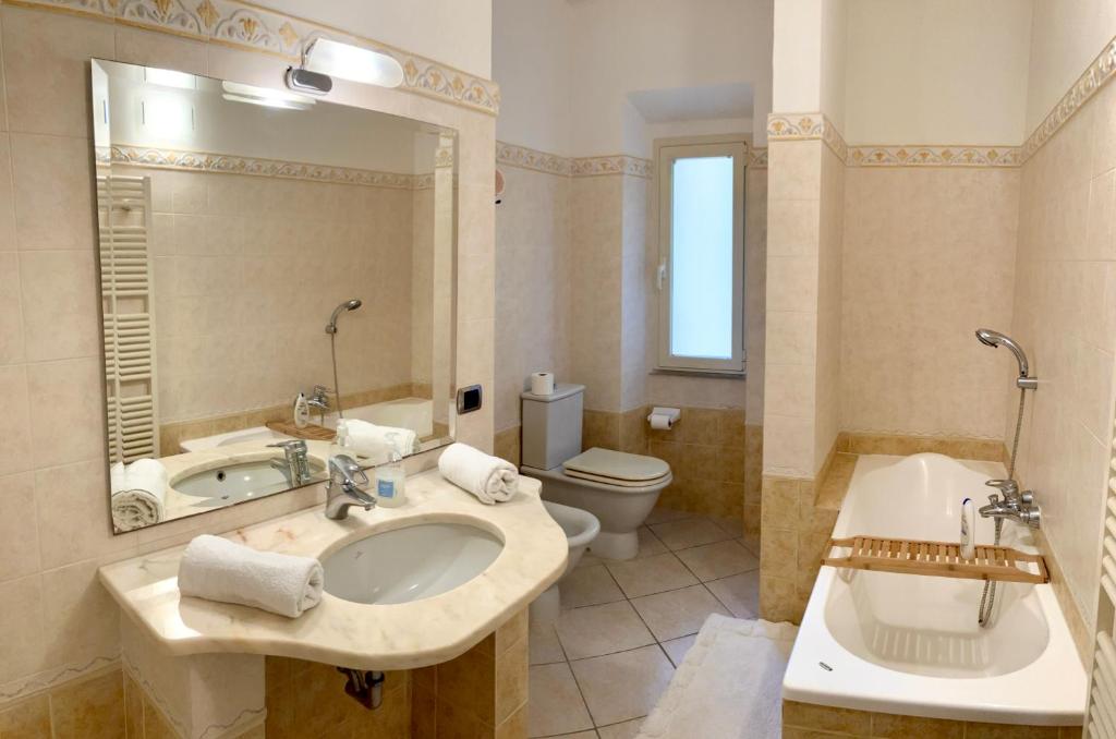 卡斯蒂里昂纳·德拉佩Casa Acqua Marina的一间带水槽、浴缸和卫生间的浴室