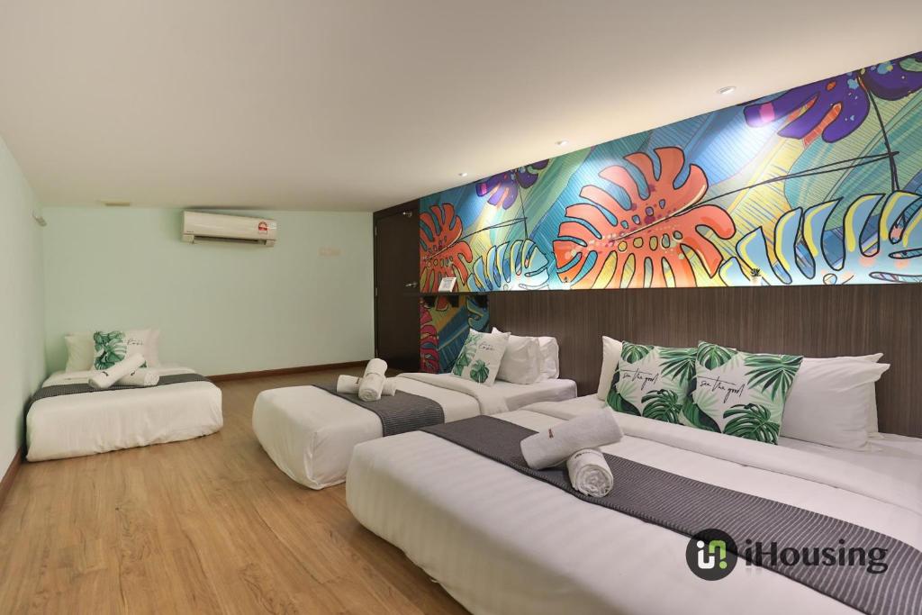 马六甲Trevor Hotel Malacca Town By I Housing的一间设有两张床的客房,墙上挂着一幅画