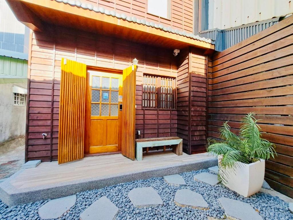 台南末廣通二館 日式包棟民宿Suehirodori Japanese Entire Homes No2的木门和长凳的房子