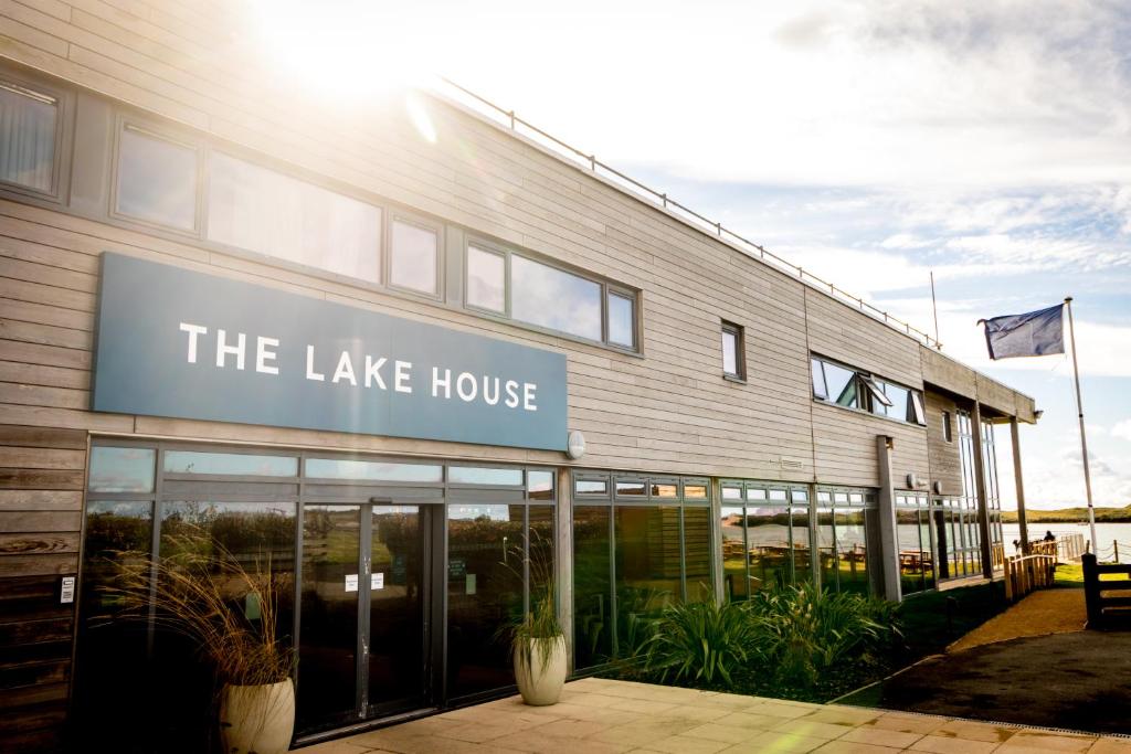 利物浦The Lake House的一座大建筑,上面有读湖房子的标志