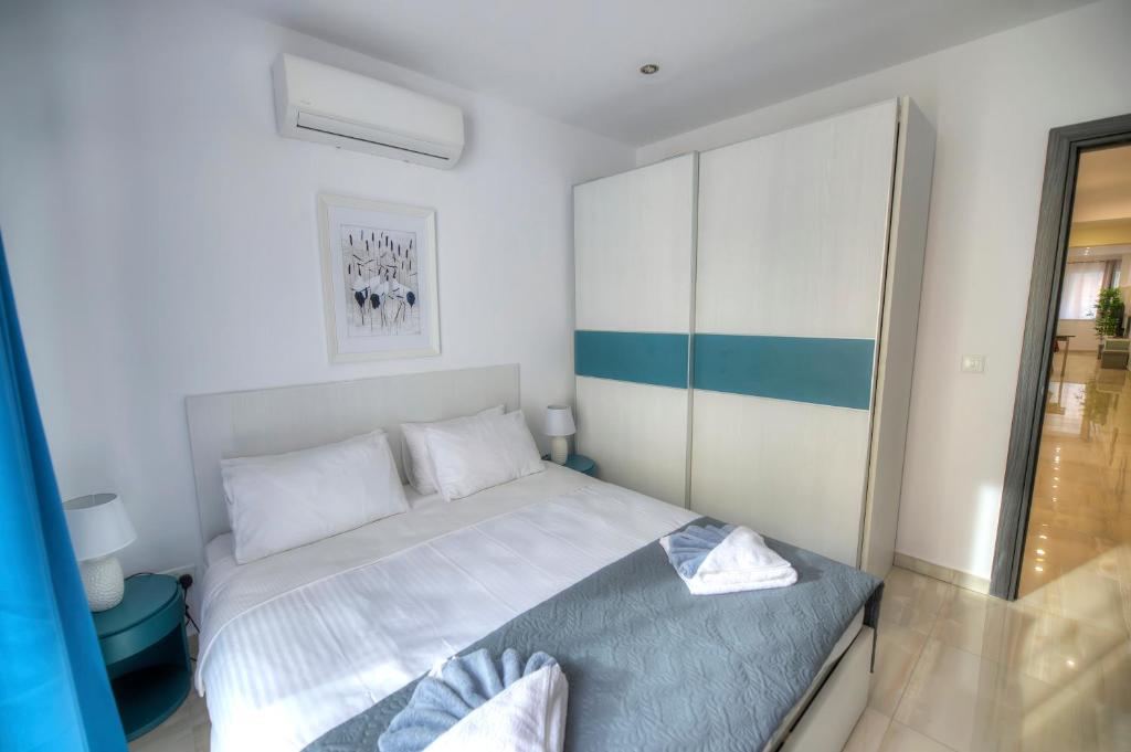 Modern and bright 2bedroom with terrace SARD1-1&#x5BA2;&#x623F;&#x5185;&#x7684;&#x4E00;&#x5F20;&#x6216;&#x591A;&#x5F20;&#x5E8A;&#x4F4D;