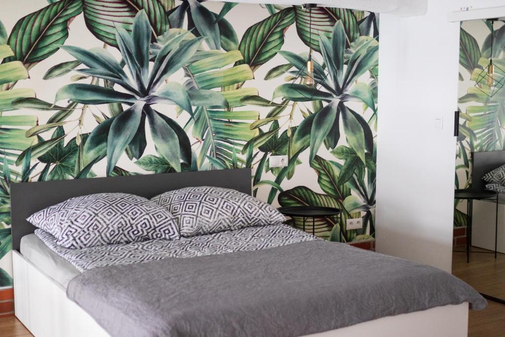 日拉尔杜夫RedCity LOFT 303的一间卧室配有一张棕榈树壁画床