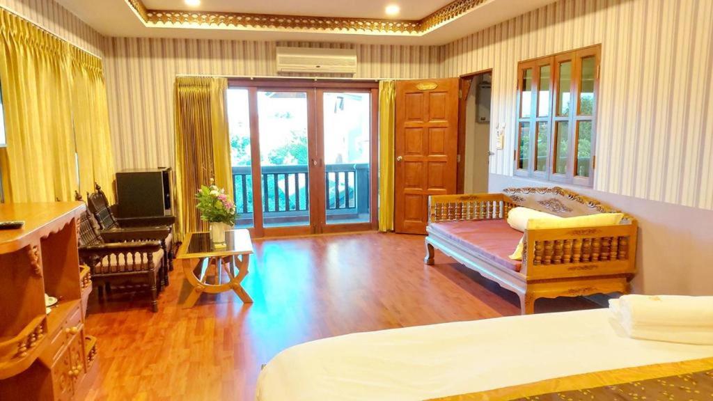 苏梅岛Raya Ville的一间卧室配有一张床、一张书桌和一台电视