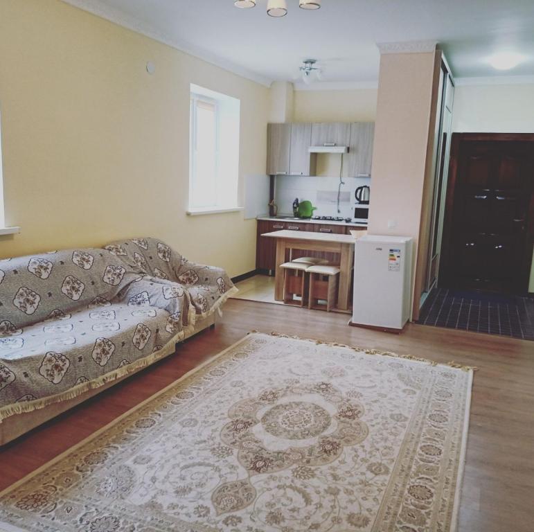 阿特劳Гостевой дом Самурук的带沙发的客厅和厨房