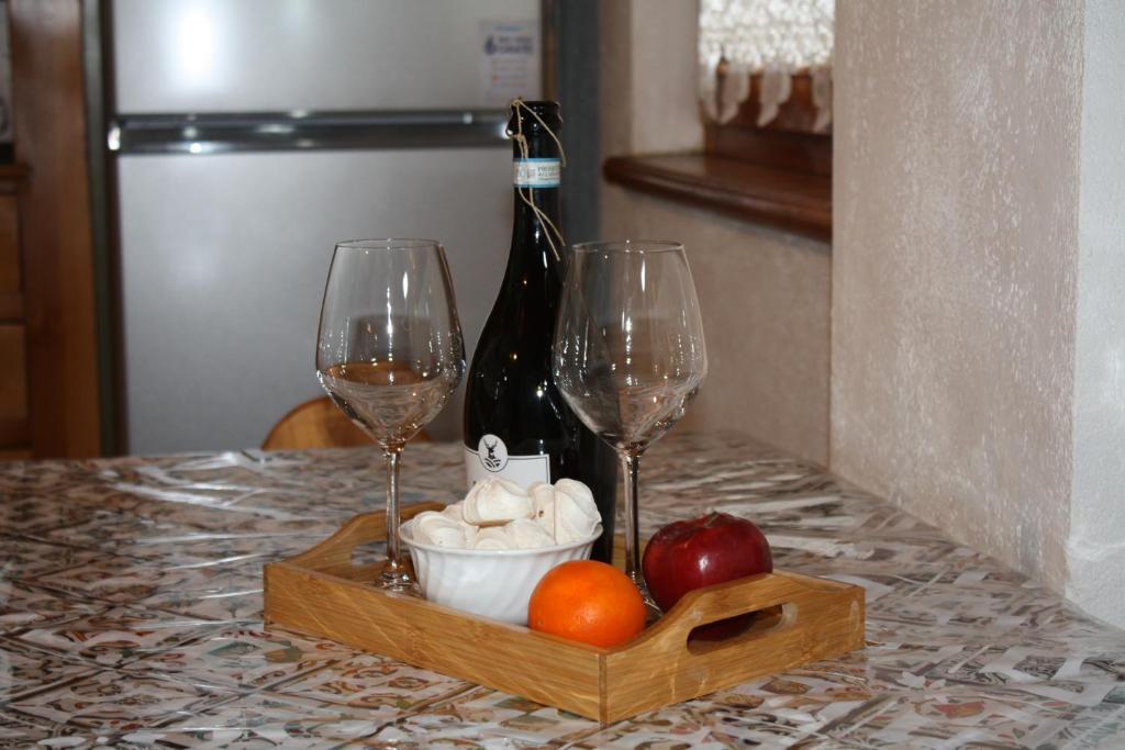 利维尼奥Casa Longa的一张桌子,上面放着两杯酒和一瓶葡萄酒