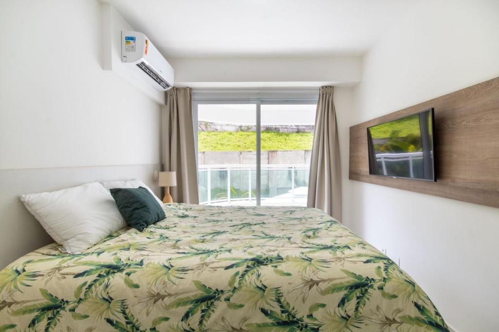 帕纳米林Qavi - Flat em Resort Beira Mar Cotovelo #InMare109的一间卧室设有一张床和一个窗口