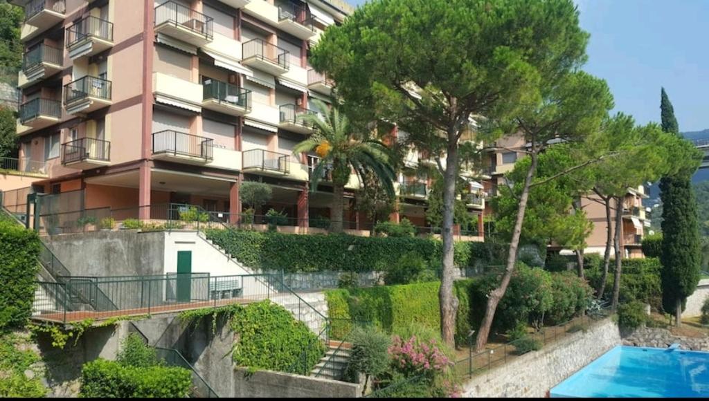 拉帕洛Camera privata nell'appartamento in zona residenziale con 2 piscine的公寓大楼前方设有游泳池