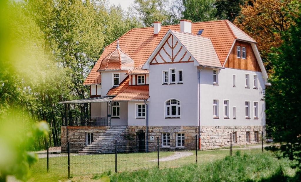 波兰尼卡-兹德鲁伊Sonnenblick的一座白色的大房子,有橙色的屋顶