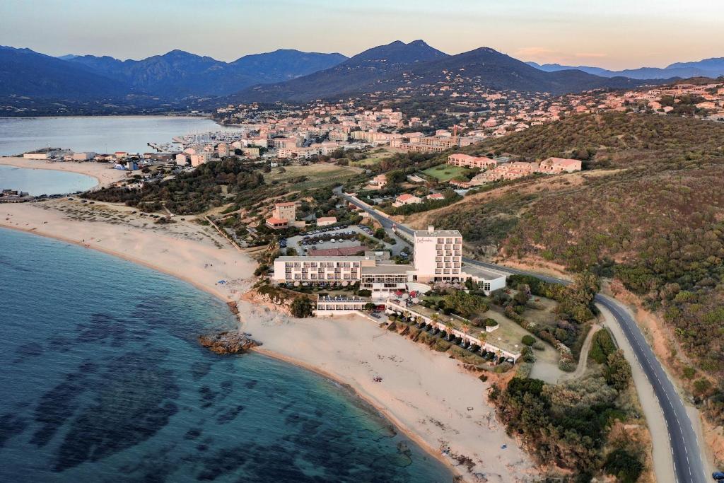 普罗普里亚诺Hôtel Propriano Arena Bianca的海滩上的度假村的空中景观