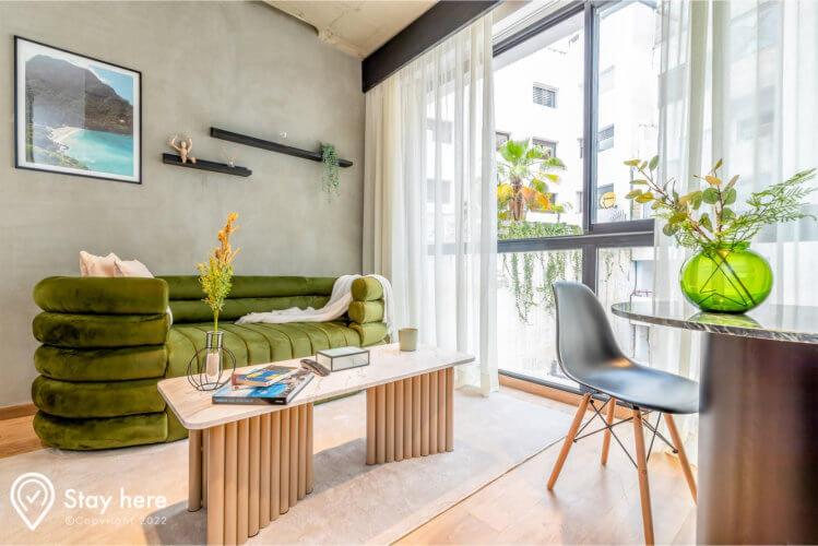 卡萨布兰卡Stayhere Casablanca - Gauthier 1 - Modern Residence的客厅配有绿色沙发和桌子