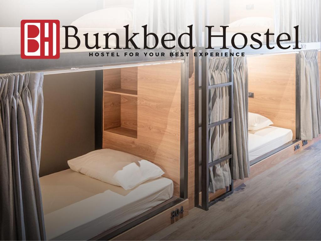 MakkasanBunkbed Hostel的双层床卧室杂志广告