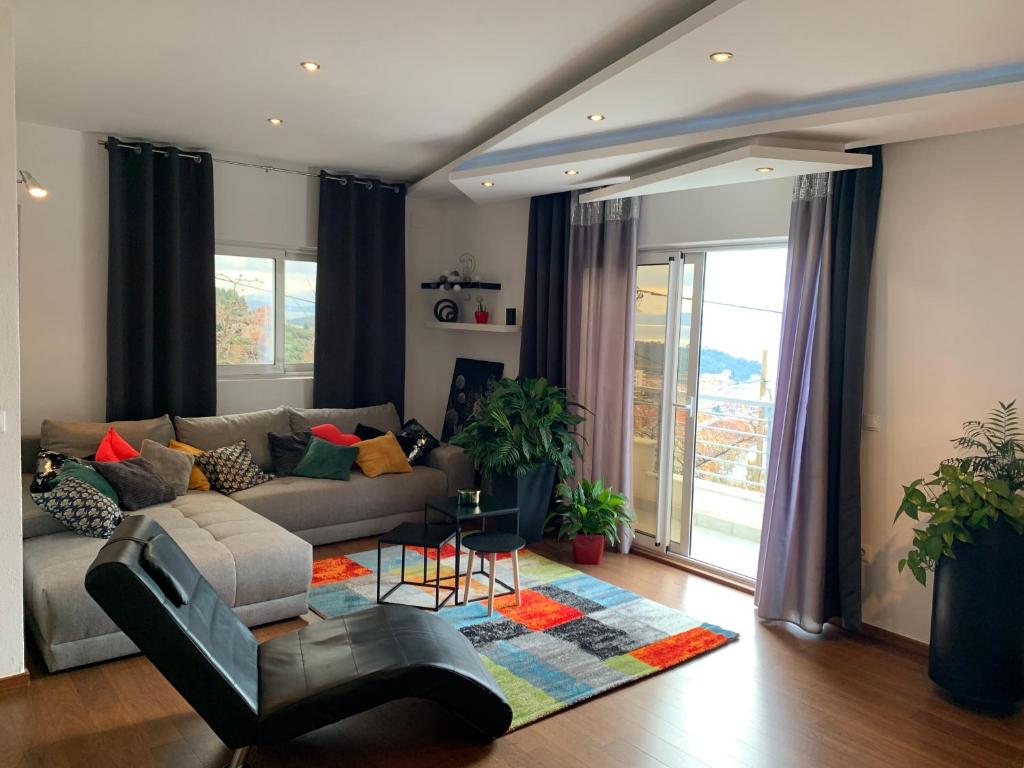 马卡尔斯卡Apartment Dora的客厅配有沙发和桌子