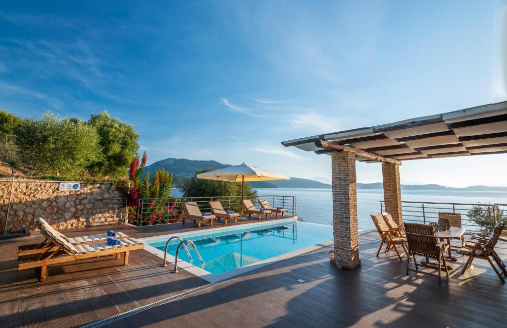 ÉvyirosIris Villas Lefkada - Marine Villa的海景别墅 - 带游泳池