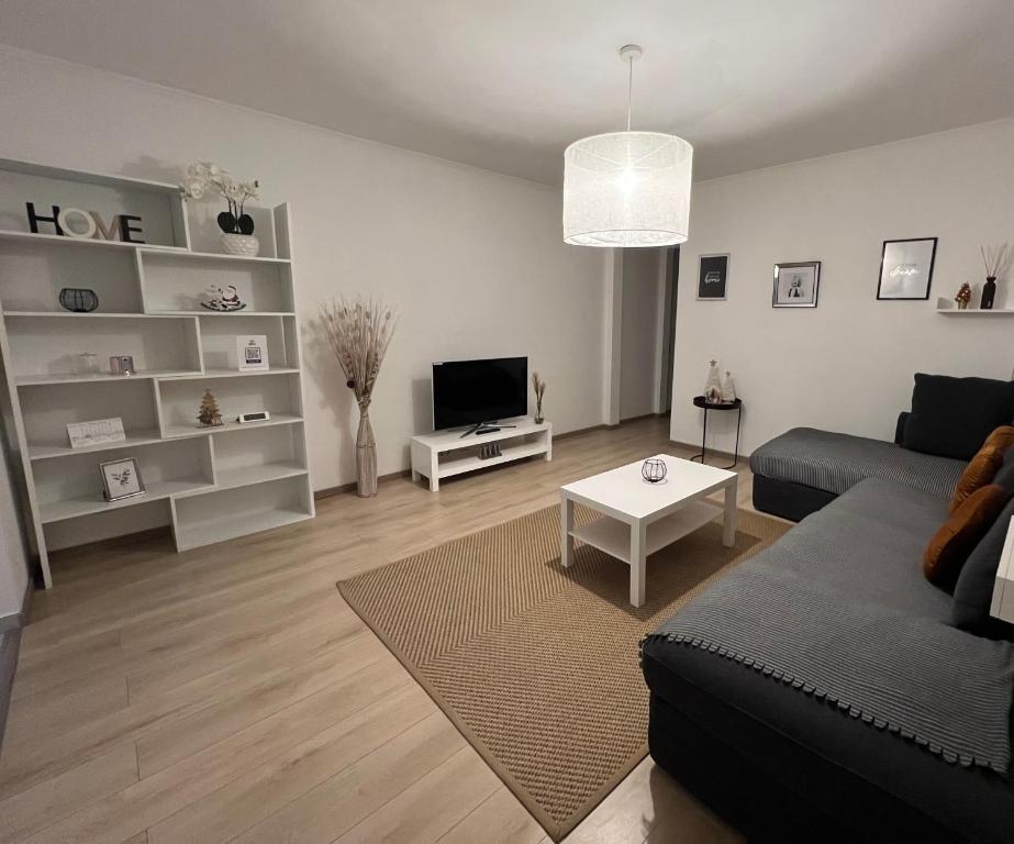 布鲁塞尔Apartment - Place Jourdan & EU institutions的客厅配有沙发和桌子
