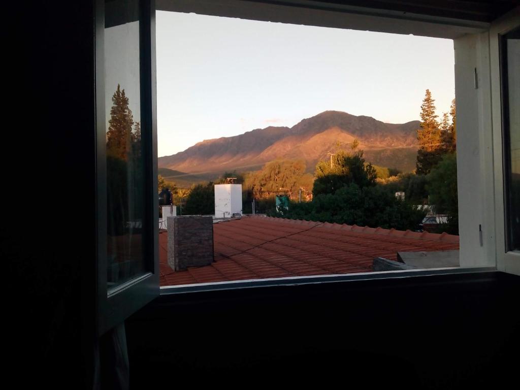卡皮亚德尔德尔蒙特Lomas del Uritorco - Casa de Alq x Temp的山景开放式窗户