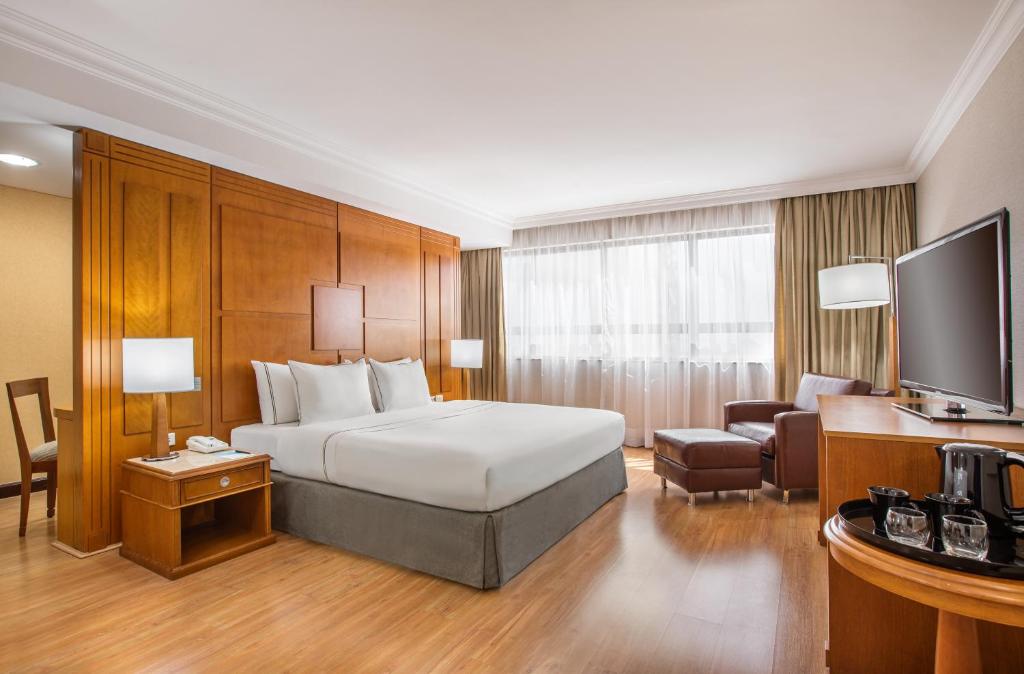 巴西利亚巴西21美利亚酒店的酒店客房,配有床和电视