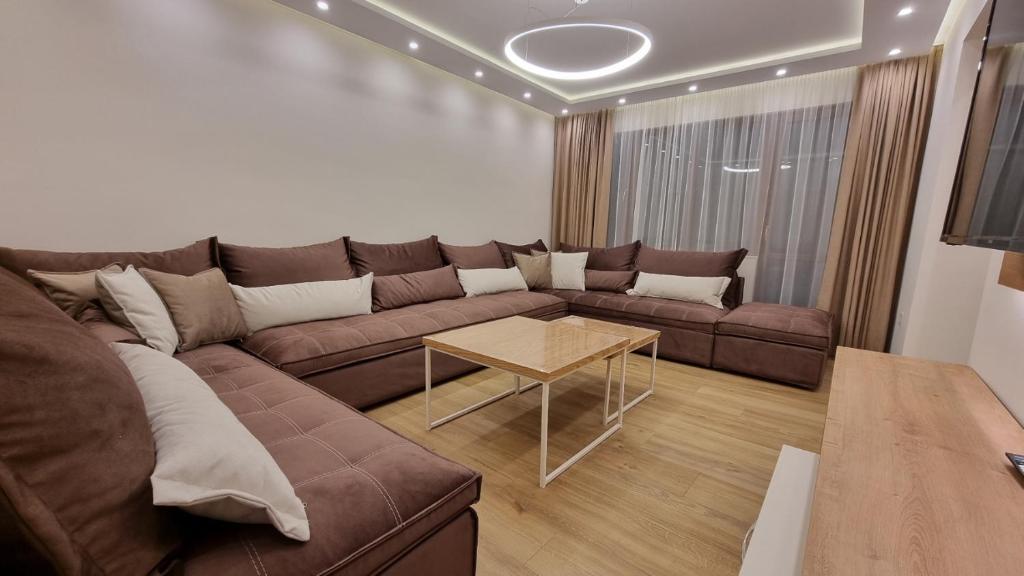 班斯科Guest House Gogemi的客厅配有棕色沙发和桌子
