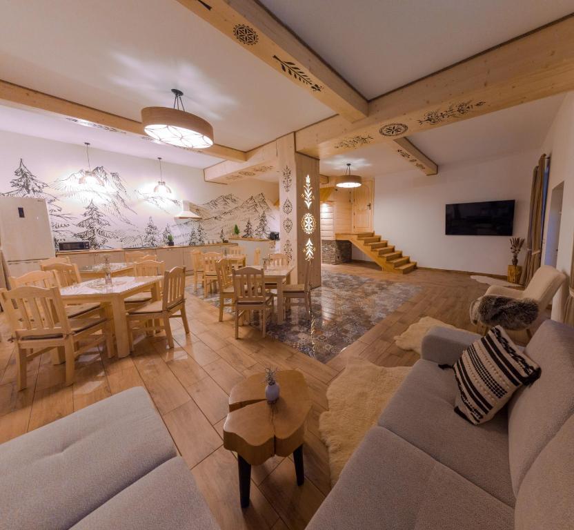 布泽吉Goralove Pole的客厅配有沙发和桌子
