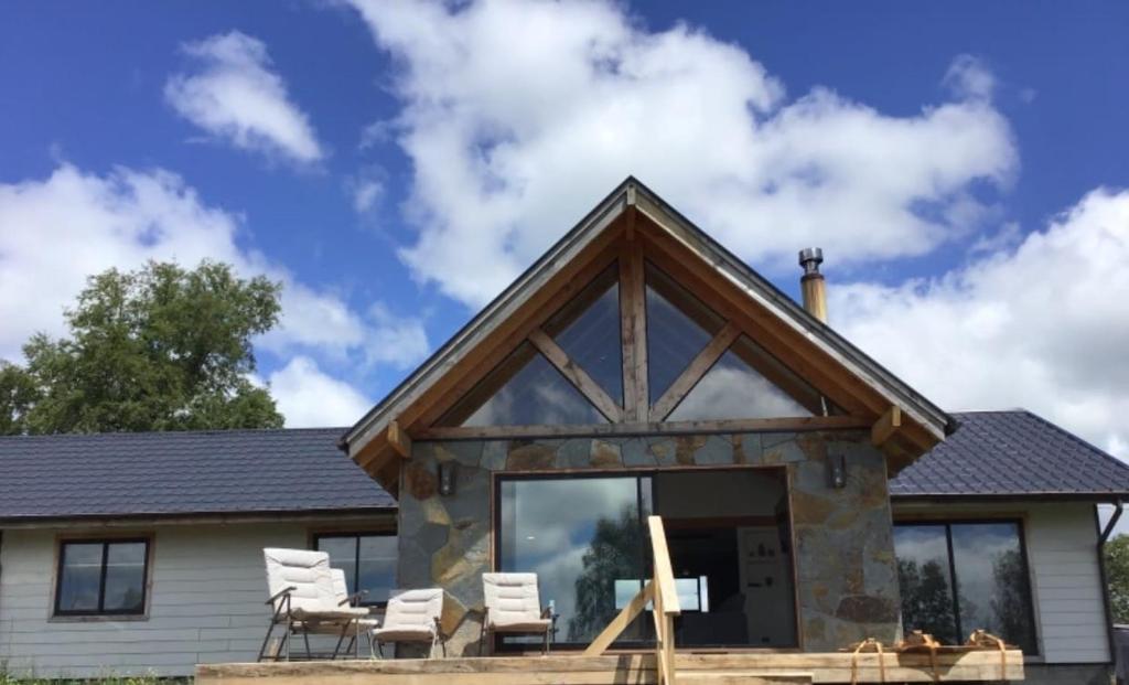 比亚里卡Bello Horizonte Lodge的小木屋 - 带天井和椅子