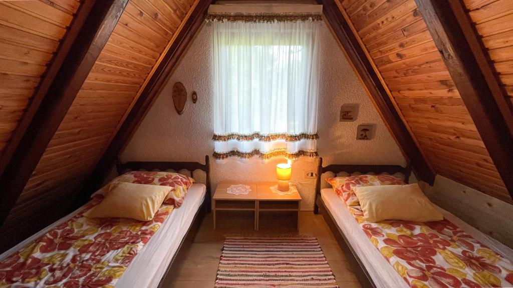 洛克维Holiday home Bozica的小型客房 - 带2张床和窗户