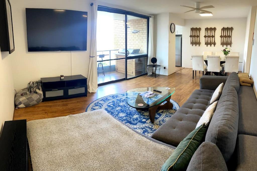 悉尼Manly family executive apartment的客厅配有沙发和桌子