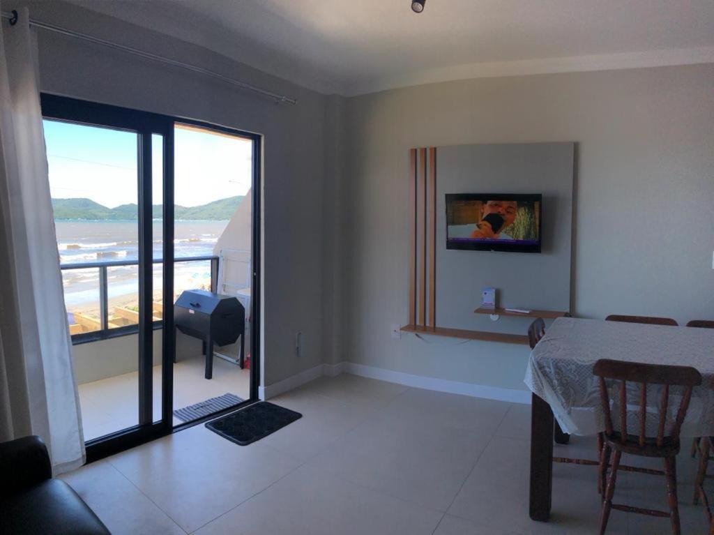 贝卢港APARTAMENTO BEIRA MAR EM BALNEÁRIO PEREQUÊ的相册照片