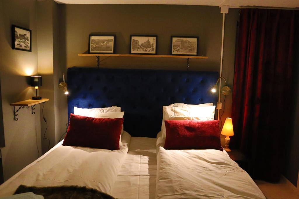 TumbaGöte`s B&B的一间卧室配有红色和白色枕头的床