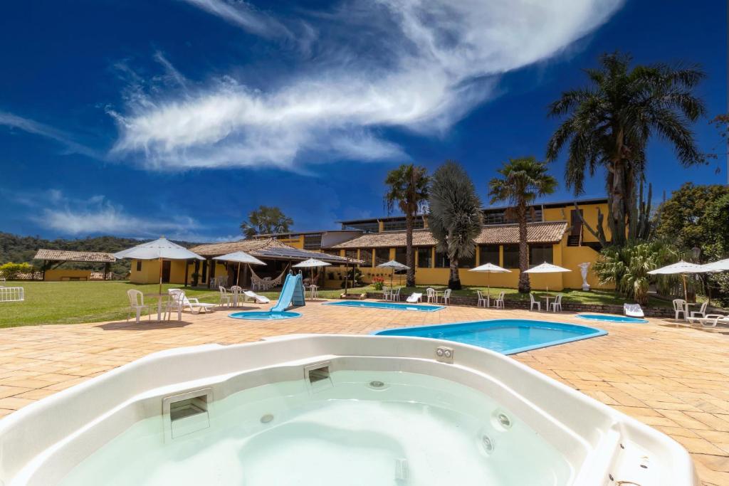 Simão PereiraHotel Fazenda Minas Real的一座带度假村的大型游泳池